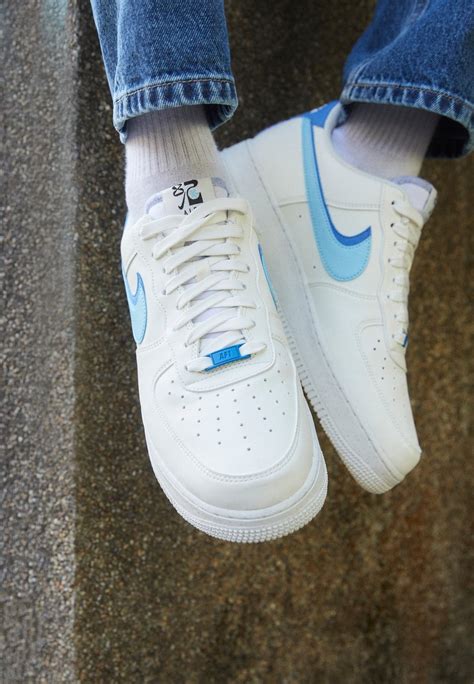 Air Force 1 sneakers (90) .